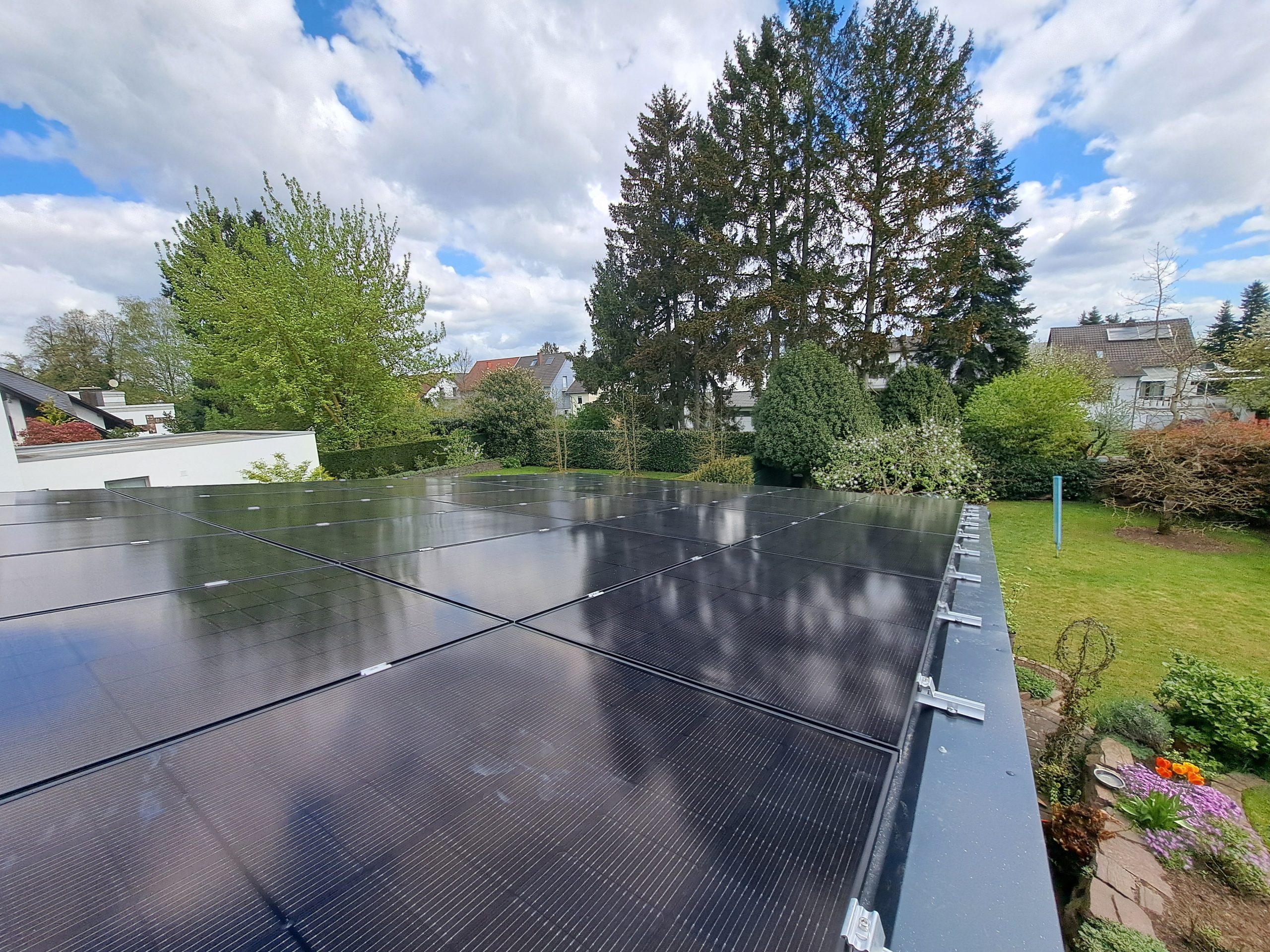 Flachdach mit neu installierter Photovoltaikanlage