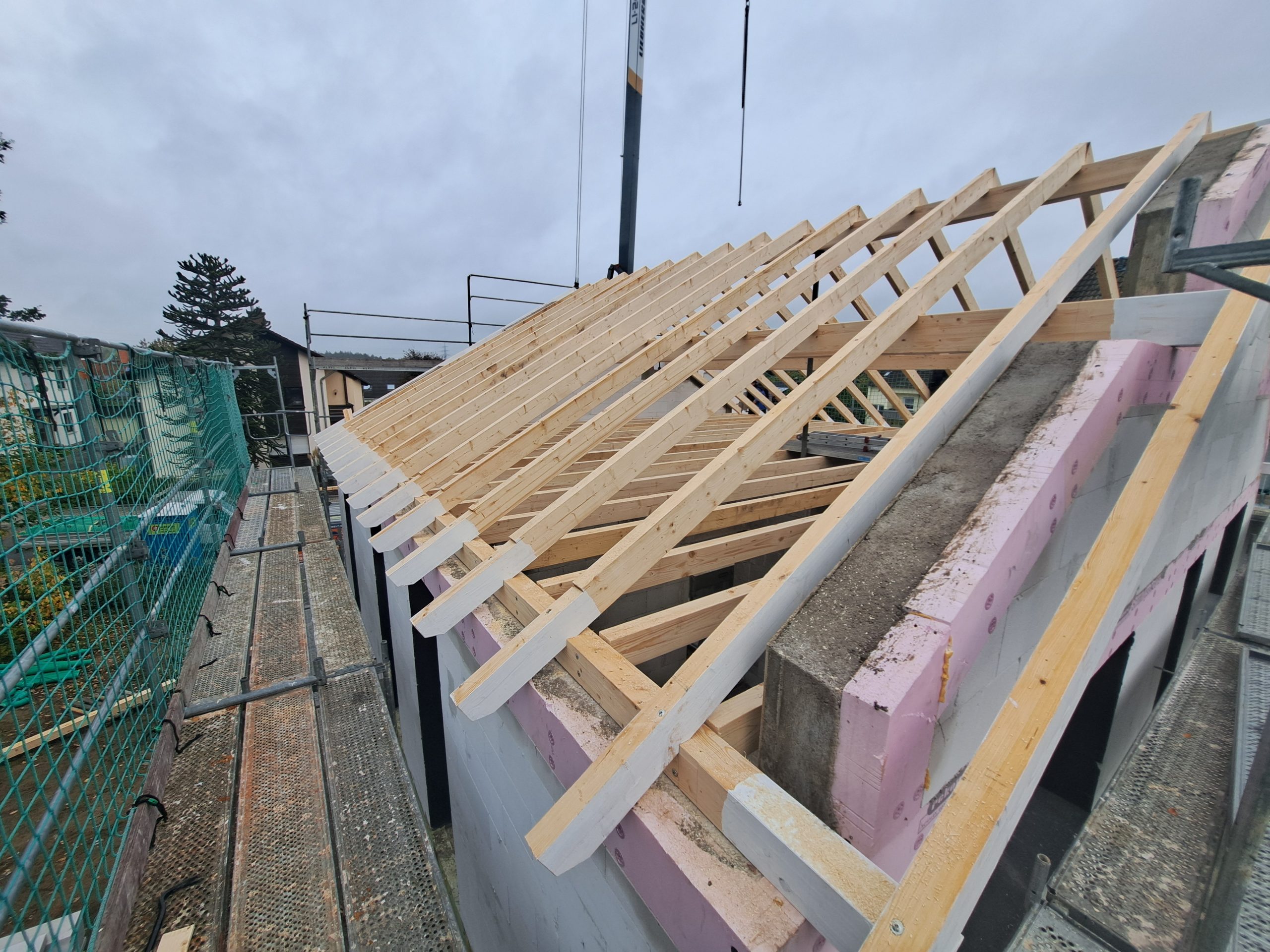 Neuer Dachstuhl aus Holz während der Montage